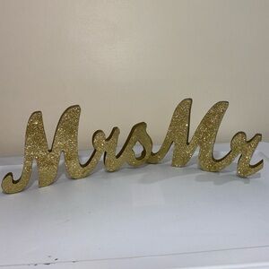 Glitter Mrs and Mr gold words can be used for wedding decoration or even a party